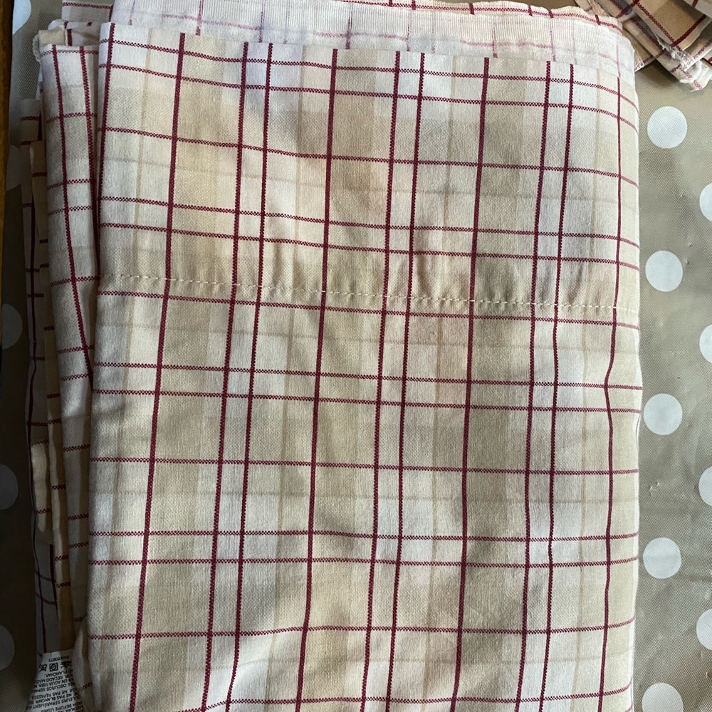 Full sheet set (4 pieces): fitted, flat, & 2 pillow cases. Made in US.